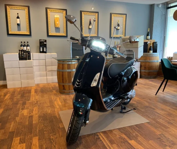 In de winkel: de scooter waarmee wij in Rotterdam bezorgen