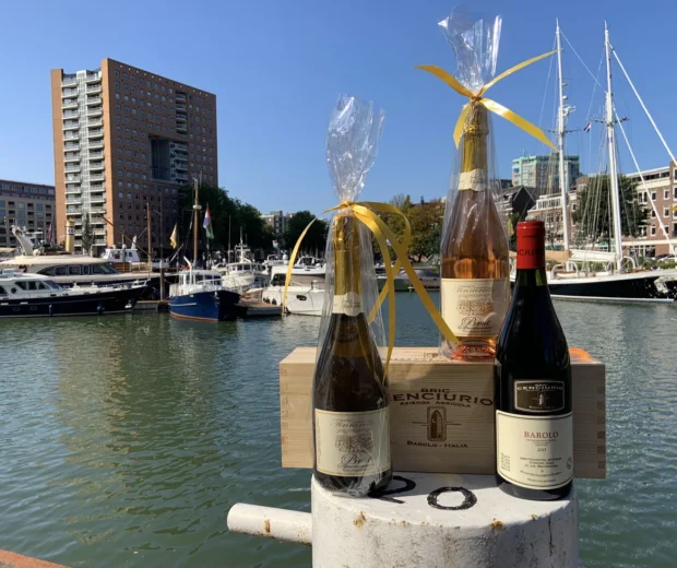 Flessen van Franco Miscia aan de Maas in Rotterdam