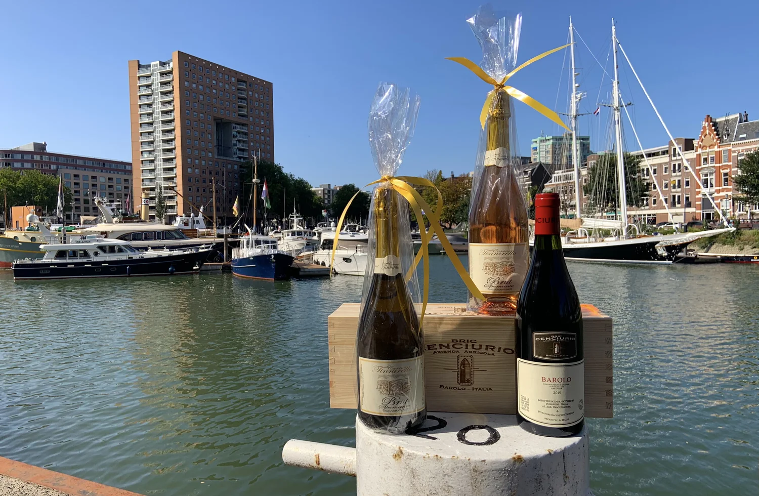 Flessen van Franco Miscia aan de Maas in Rotterdam