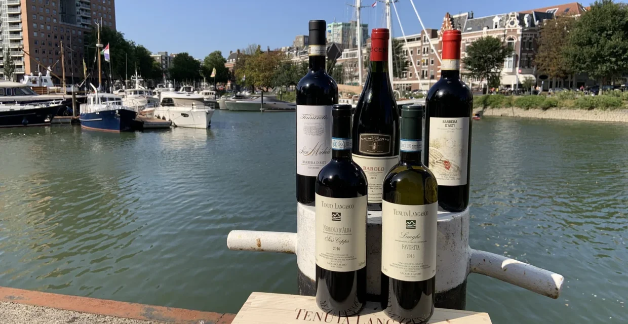 Flessen uit Piemonte aan de kade in Rotterdam