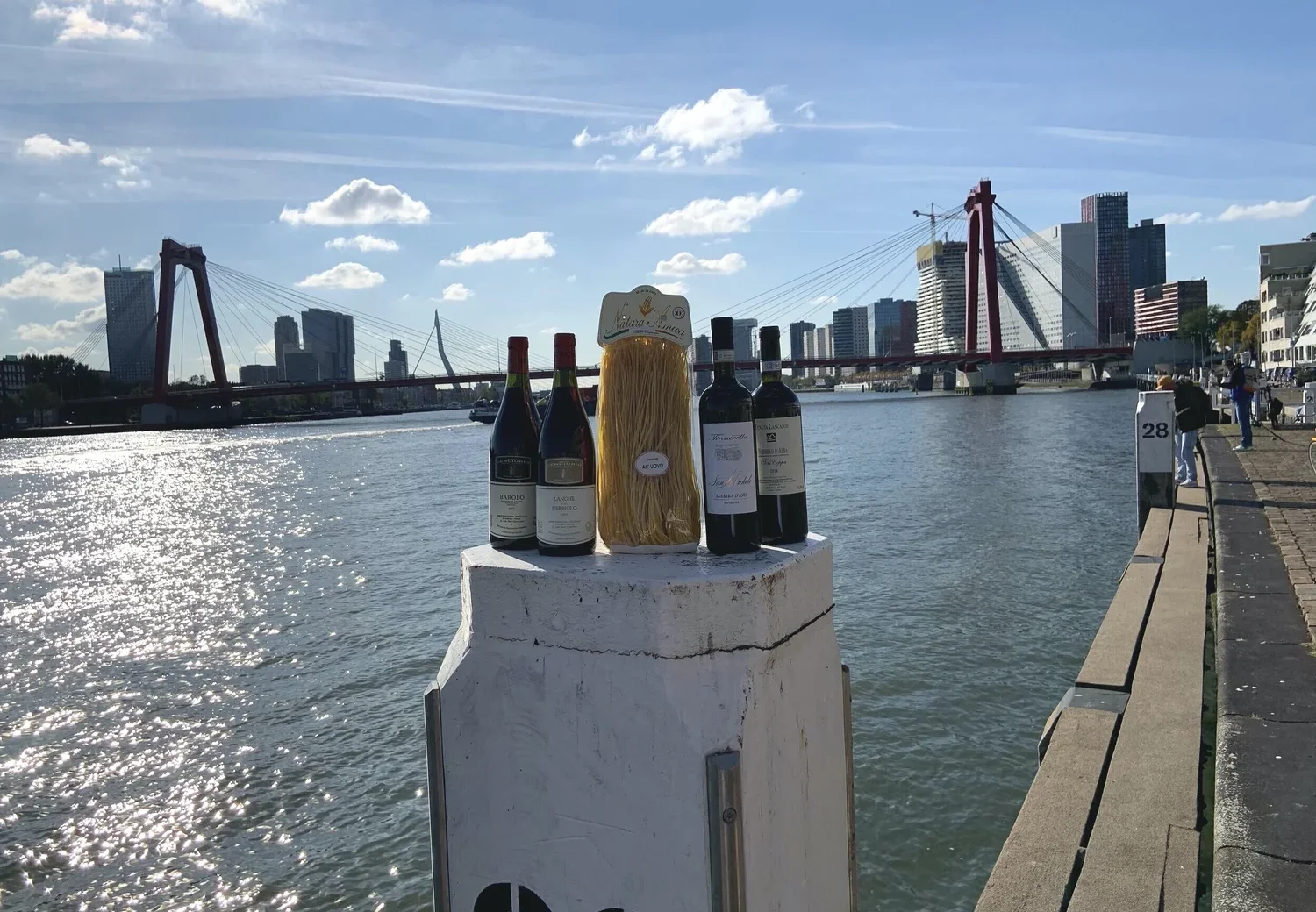 Wijn van Franco Miscia aan de kade in Rotterdam